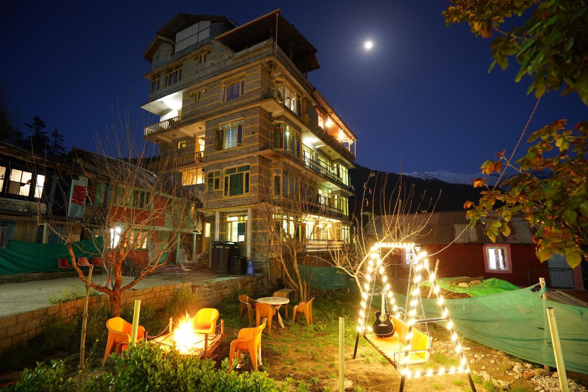 Shree Ram Cottage, Manali ! 1,2,3 Bedroom Luxury Cottages Available - Manali (Himachal Pradesh) — Photos 3